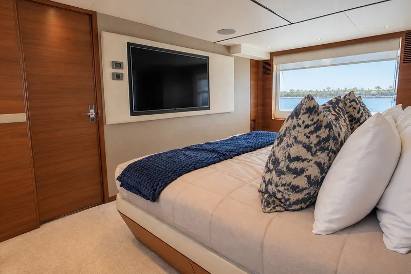 Slide: The Image of Luxuriöses Schlafzimmer auf einer Yacht mit großem Bett, dekorativen Kissen und einem Flachbildfernseher. - 43