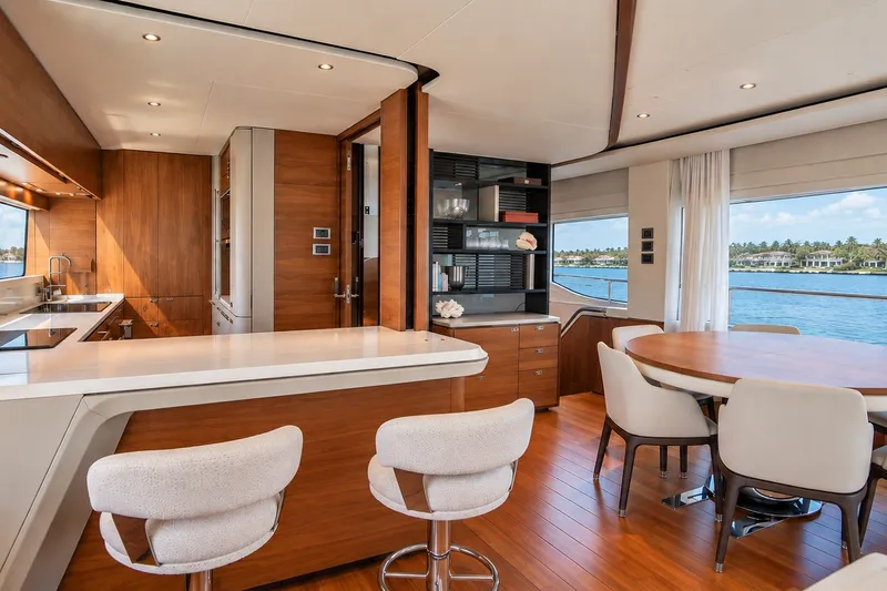 Slide: The Image of Interni dello yacht Princess Y85 con cucina moderna e zona pranzo. - 29