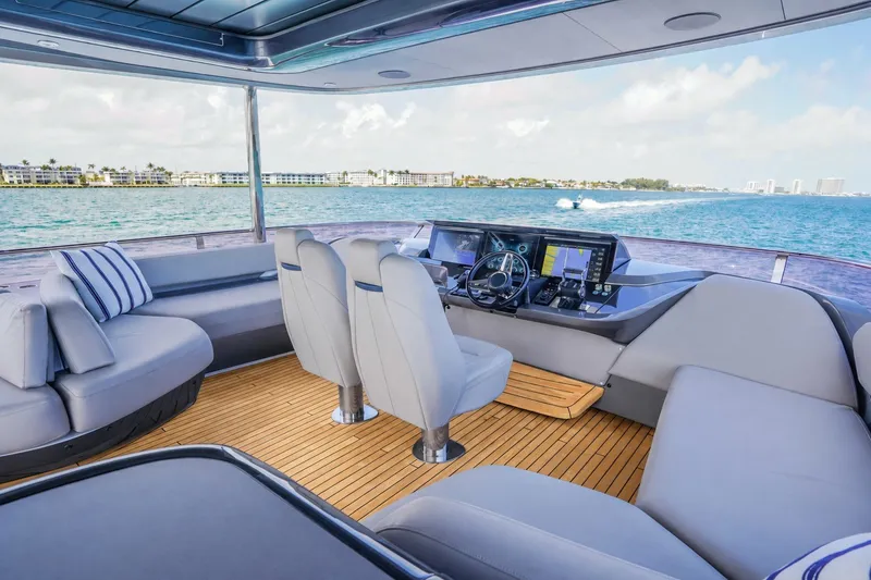 Slide: The Image of Das Bild zeigt das Cockpit einer luxuriösen Yacht mit modernen Sitzen und einem eleganten Steuerpult. - 20