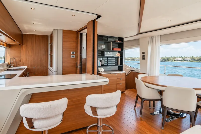 Slide: The Image of Innenraum einer luxuriösen Yacht mit moderner Küche, Esstisch und großen Fenstern mit Meerblick. - 30