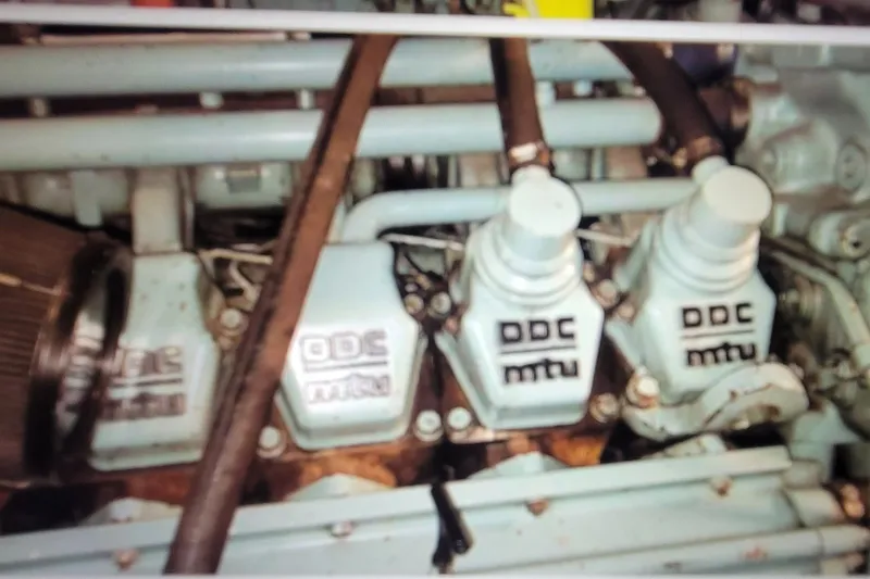 Slide: The Image of Engine components of a 1978 Blount Passenger vehicle, featuring DDC MTU branding. - 25