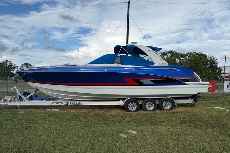 The Image of Formula 350 FX Crossover Bowrider 2015 - 0