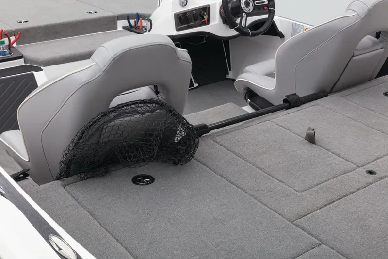 Slide: The Image of Das Bild zeigt das graue Interieur eines Nitro Z18 Bootes mit zwei Sitzen und einem Fischernetz. - 42