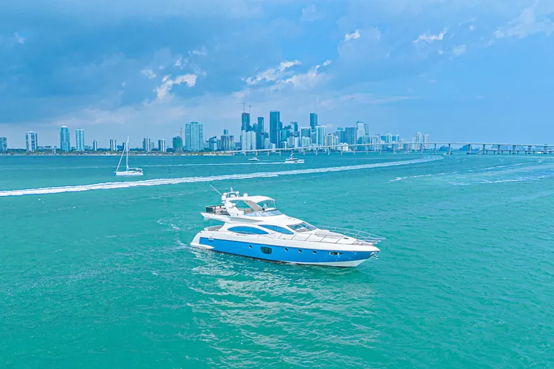Slide: The Image of Azimut 68E Yacht von 2007 vor einer Stadtlandschaft. - 4