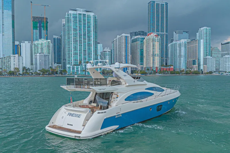 Slide: The Image of Yacht Azimut 68E del 2007 vicino a uno skyline moderno. - 7