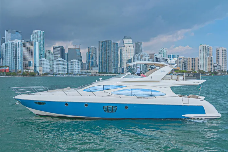 The Image of Yate Azimut 68E 2007 navegando cerca del horizonte urbano. - 0
