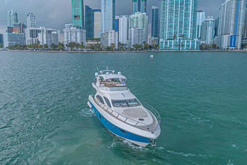 Slide: The Image of Azimut 68E Yacht von 2007 vor einer modernen Skyline. - 2
