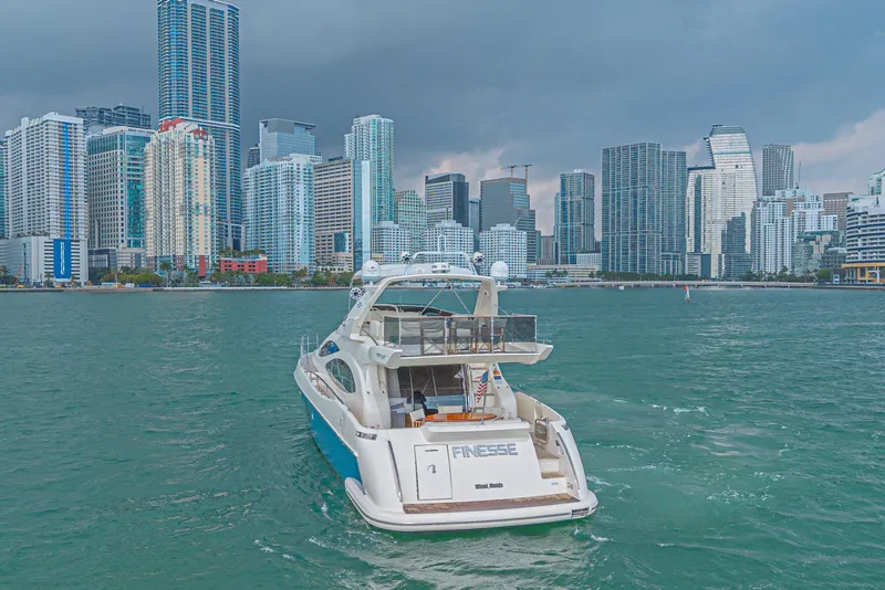 Slide: The Image of Azimut 68E Yacht von 2007 vor einer modernen Skyline. - 8