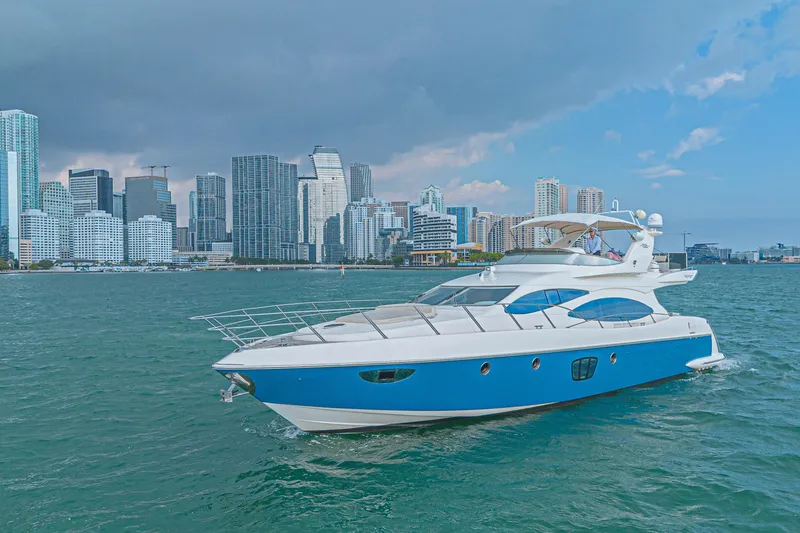 Slide: The Image of Azimut 68E jacht uit 2007 bij een moderne skyline. - 1