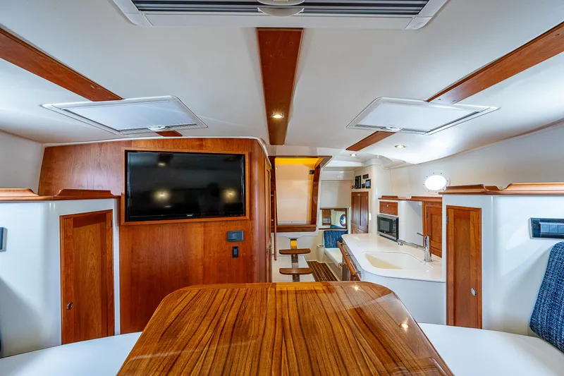 Slide: The Image of Innenraum einer luxuriösen Yacht mit Holzausstattung, Fernseher und moderner Küche. - 23