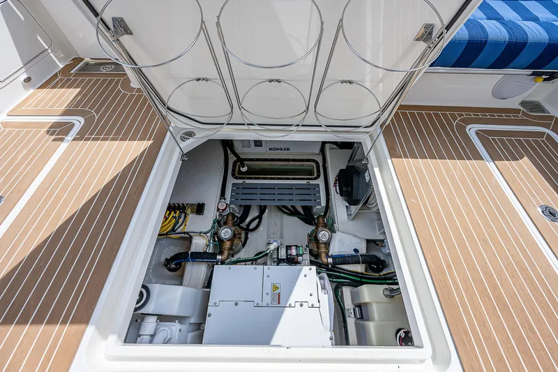 Slide: The Image of Motorraum eines Hinckley Sport Boat 40 X von 2023 mit sauberer Verkabelung und Komponenten. - 38