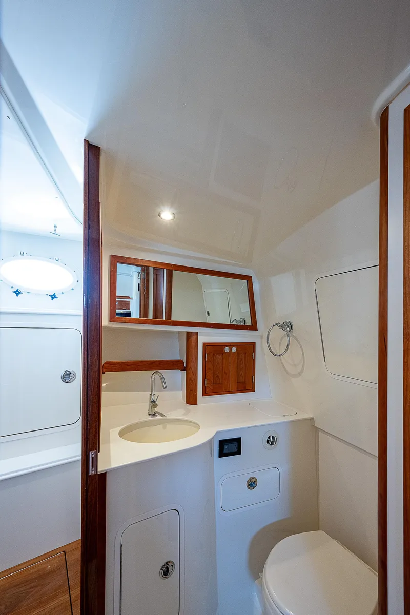 Slide: The Image of Innenansicht eines eleganten Badezimmers mit Waschbecken, Spiegel und Toilette auf einem Boot. - 31