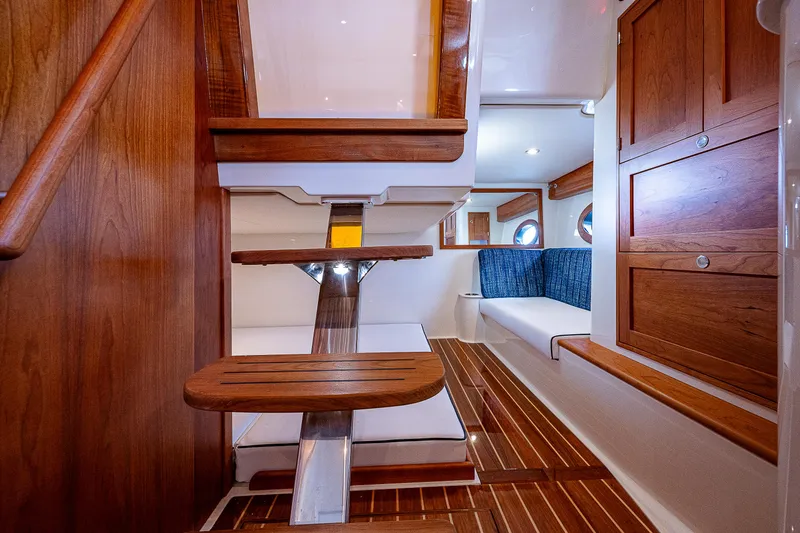 Slide: The Image of Innenraum der Hinckley Sport Boat 40 X mit Holzböden und blauen Polstern. - 27