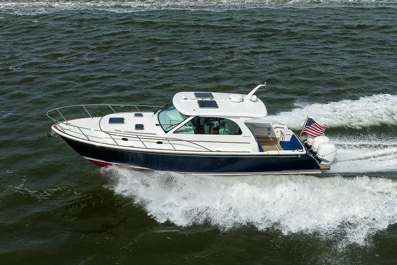 Slide: The Image of Hinckley Sport Boat 40 X von 2023 auf dem Wasser, mit amerikanischer Flagge und zwei Außenbordmotoren. - 3