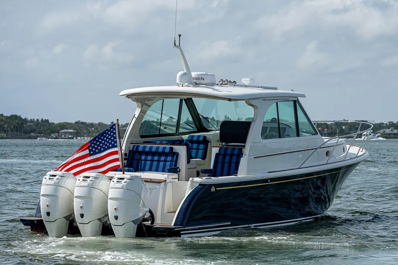 Slide: The Image of Hinckley Sport Boat 40 X von 2023 mit drei Außenbordmotoren und einer amerikanischen Flagge. - 5
