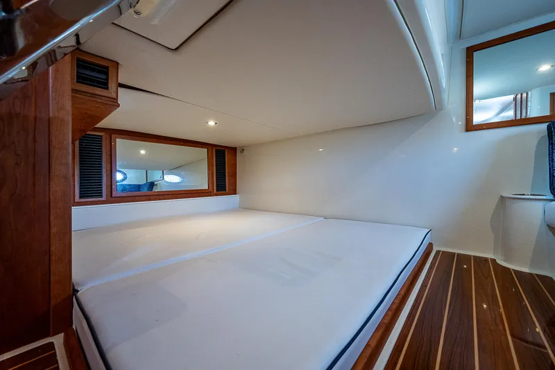 Slide: The Image of Innenraum der Hinckley Sport Boat 40 X mit eleganten Holzdetails und komfortabler Schlafgelegenheit. - 30