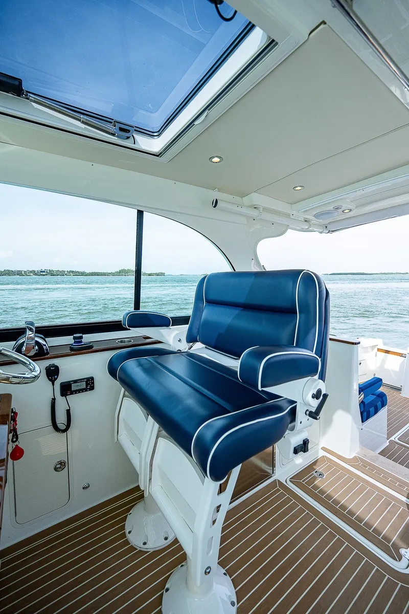 Slide: The Image of Luxuriöser blauer Kapitänssitz auf einem modernen Boot mit Panoramafenster und Holzboden. - 14
