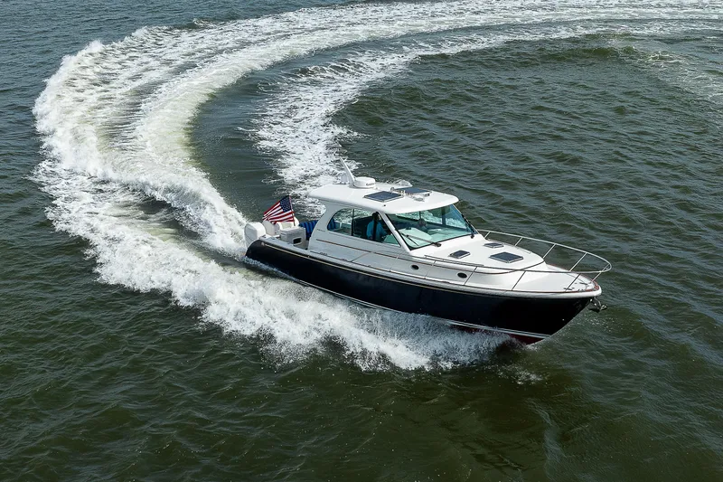 Slide: The Image of Hinckley Sport Boat 40 X von 2023 fährt schnell auf dem Wasser. - 2