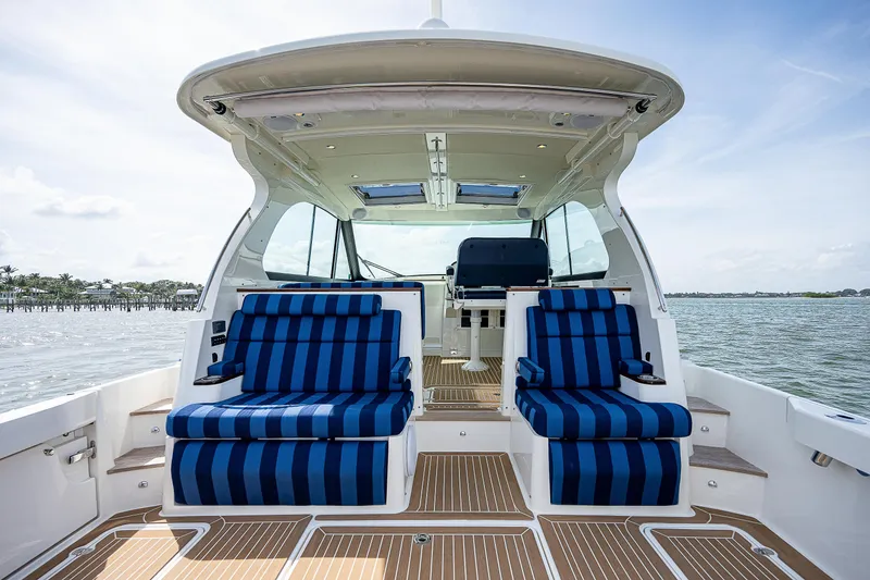 Slide: The Image of Das Bild zeigt das Cockpit eines Hinckley Sport Boat 40 X von 2023 mit blauen Streifenpolstern. - 10
