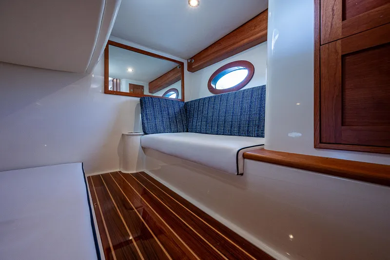 Slide: The Image of Innenraum einer modernen Yacht mit Holzboden und blauer Polsterbank. - 29