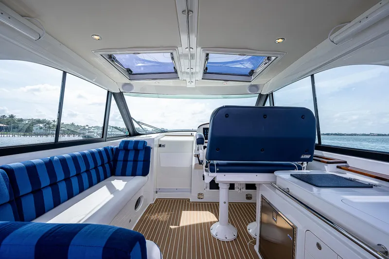 Slide: The Image of Innenraum einer modernen Yacht mit blauen Sitzen und Panoramafenstern. - 16