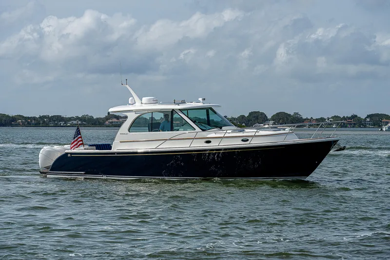 Slide: The Image of Hinckley Sport Boat 40 X von 2023 auf ruhigem Wasser mit amerikanischer Flagge. - 1