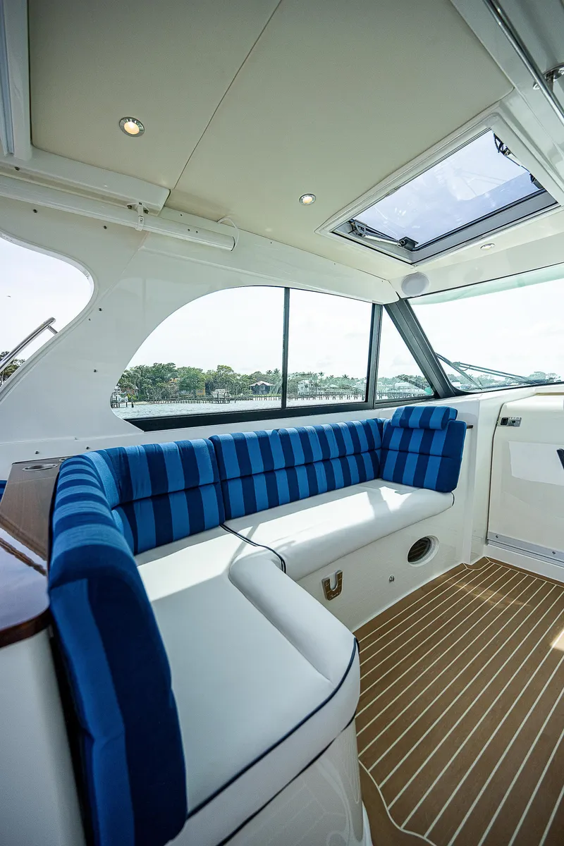 Slide: The Image of Innenraum einer modernen Yacht mit blauen Polstern und Holzboden. - 12