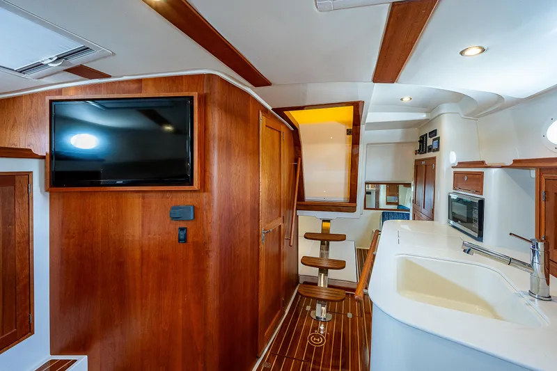 Slide: The Image of Innenraum einer luxuriösen Yacht mit Holzwänden, Fernseher und moderner Küche. - 22