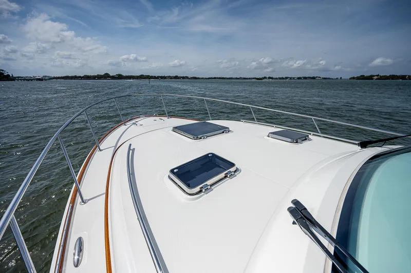 Slide: The Image of Hinckley Sport Boat 40 X 2023 auf ruhigem Wasser mit klarer Aussicht. - 34