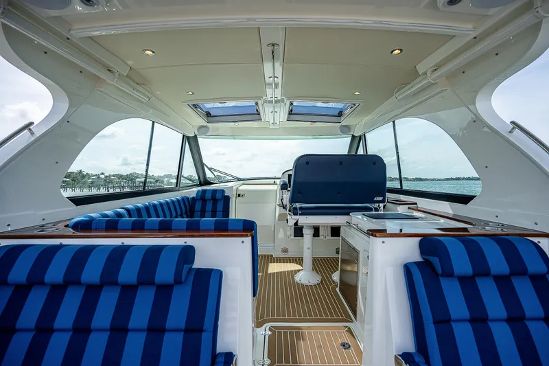Slide: The Image of Innenraum einer Hinckley Sport Boat 40 X mit blauen gestreiften Sitzen. - 11