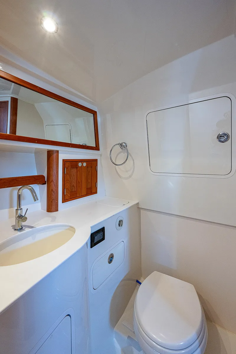Slide: The Image of Das Bild zeigt ein elegantes Badezimmer mit einem Waschbecken, einem Spiegel und einer Toilette. - 33