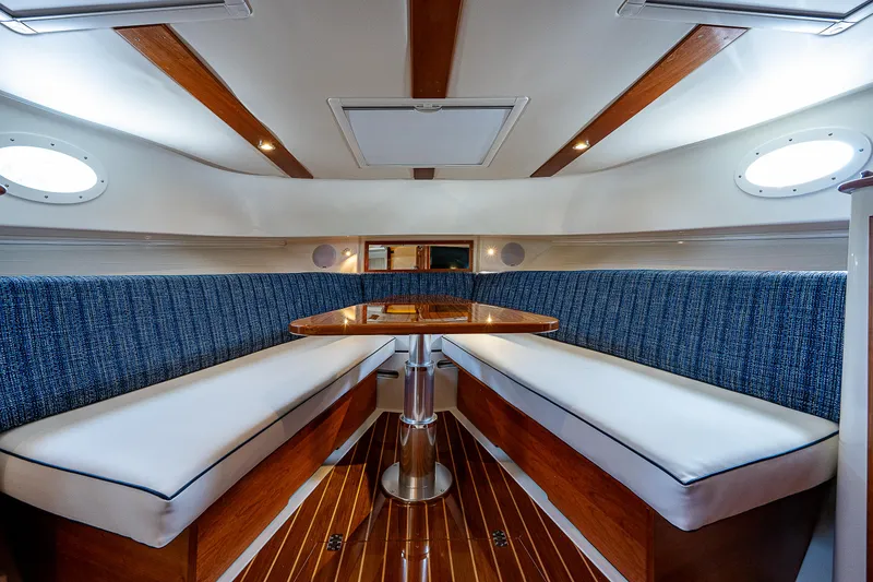 Slide: The Image of Innenraum einer modernen Yacht mit Holzboden und blauen Polstern. - 26