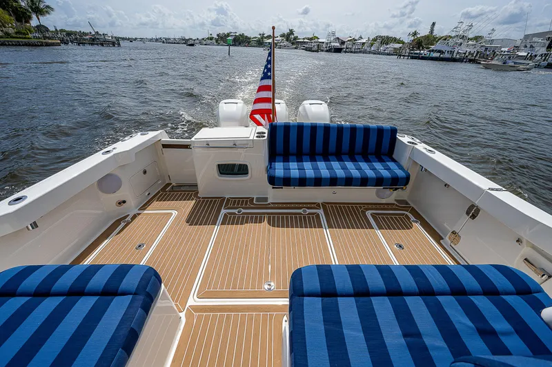 Slide: The Image of Das Bild zeigt das Heck eines Hinckley Sport Boat 40 X von 2023 mit blauen Sitzpolstern. - 7