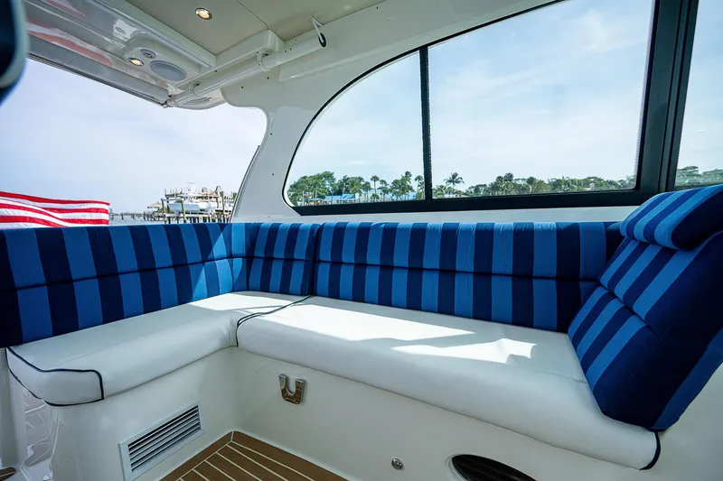 Slide: The Image of Innenraum des Hinckley Sport Boat 40 X mit blauen gestreiften Polstern und großen Fenstern. - 15