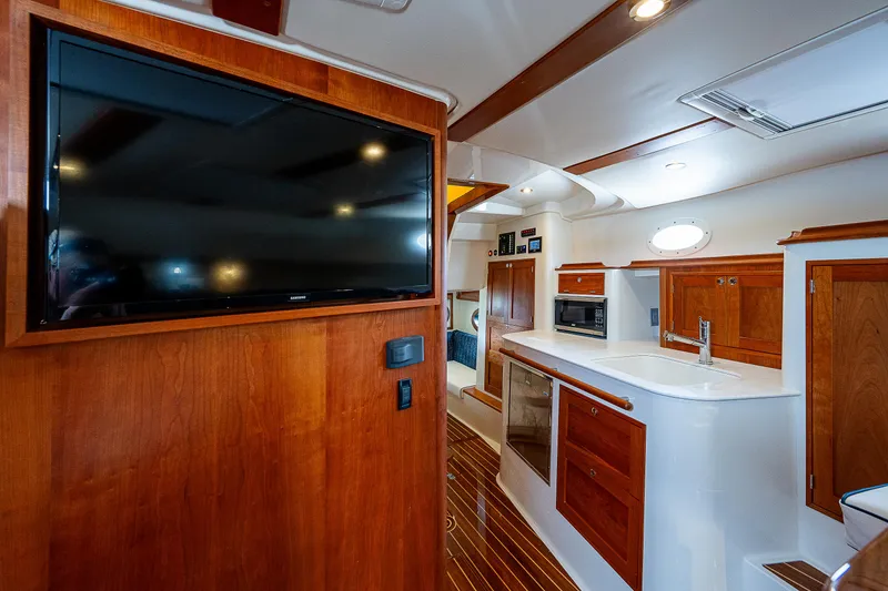 Slide: The Image of Innenraum der Hinckley Sport Boat 40 X mit Holzmöbeln und moderner Ausstattung. - 24