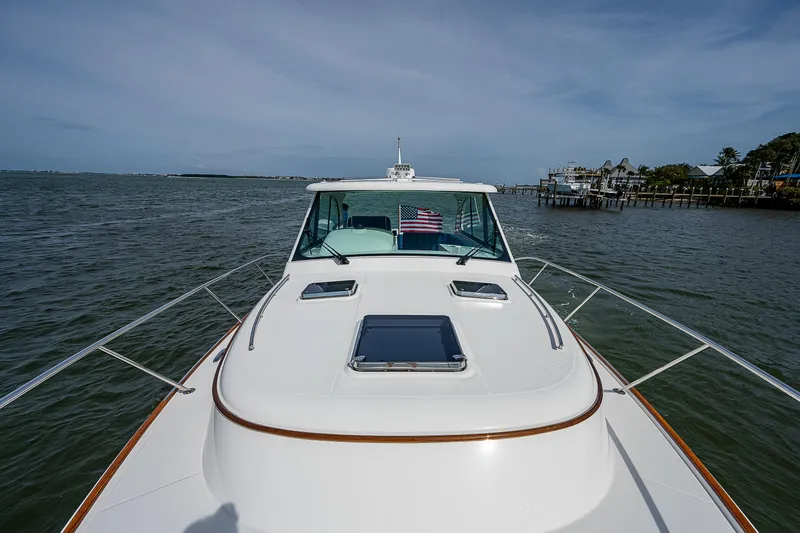 Slide: The Image of Hinckley Sport Boat 40 X von 2023 auf dem Wasser mit klarer Aussicht. - 36