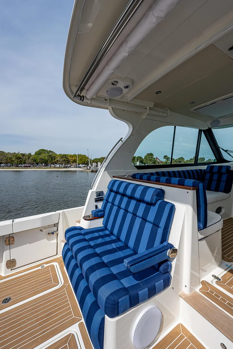Slide: The Image of Hinckley Sport Boat 40 X von 2023 mit gestreiften blauen Sitzen und Holzboden. - 8