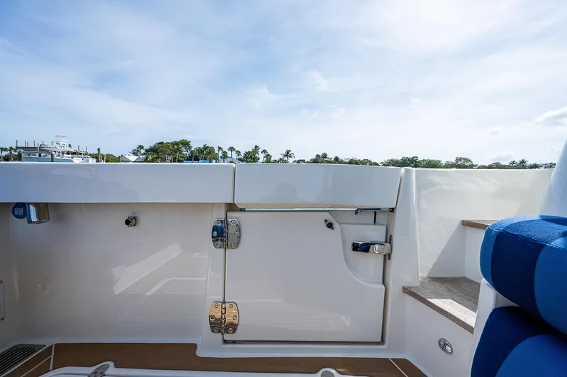 Slide: The Image of Das Bild zeigt das Deck eines Hinckley Sport Boat 40 X von 2023 mit blauen Sitzen. - 37