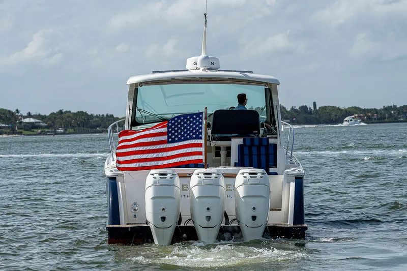 Slide: The Image of Ein Hinckley Sport Boat 40 X von 2023 fährt auf dem Wasser, mit einer amerikanischen Flagge. - 4