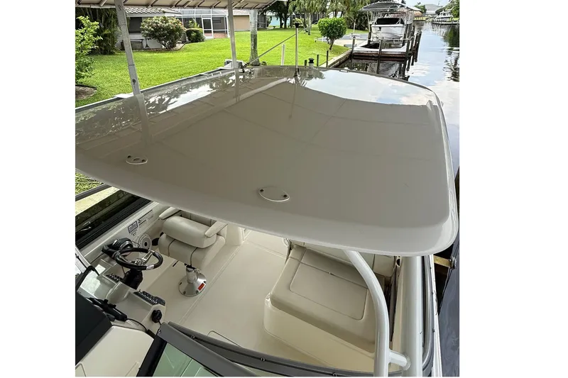 Slide: The Image of 2019 Boston Whaler 270 Vantage boat interior with helm and seating area. - 9
