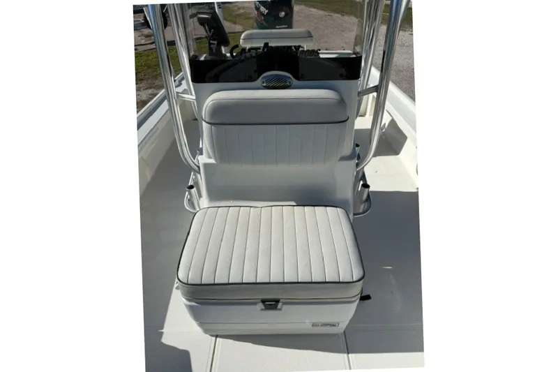 Slide: The Image of 2015 Mako 21 LTS boat seating with white cushioned upholstery. - 13