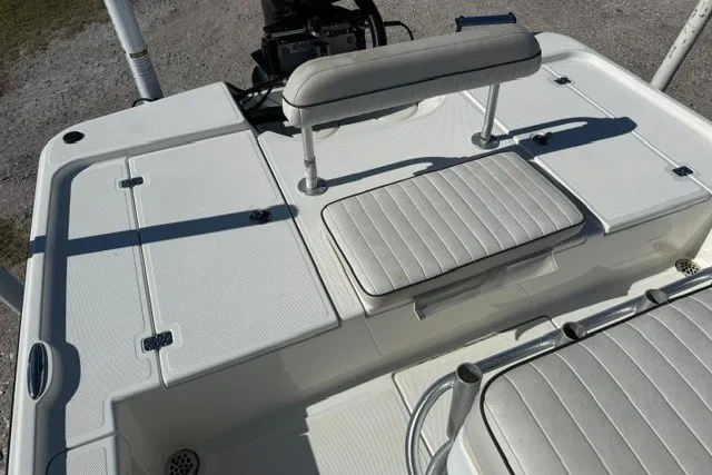 Slide: The Image of 2015 Mako 21 LTS boat deck with seating and storage compartments. - 10
