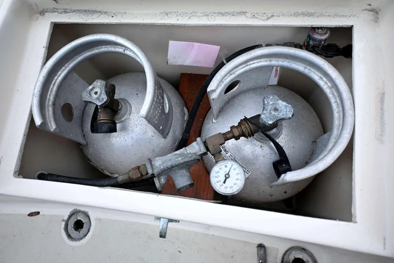 Slide: The Image of Two propane tanks with pressure gauge in a Caliber 40 LRC, 2001 model. - 73