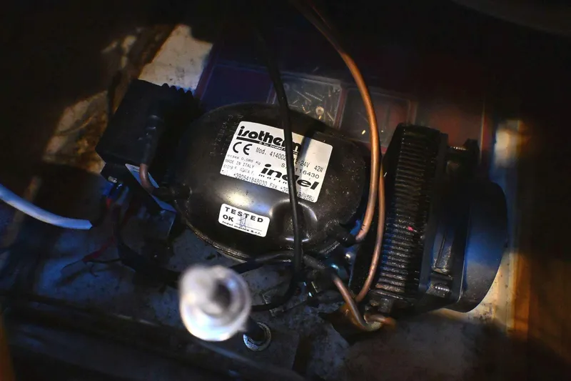 Slide: The Image of Electrical component inside a 2001 Caliber 40 LRC, featuring Isotherm compressor. - 72