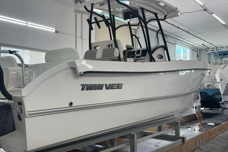 The Image of 2020 Twin Vee 260 CC SE boat in showroom, side view. - 0
