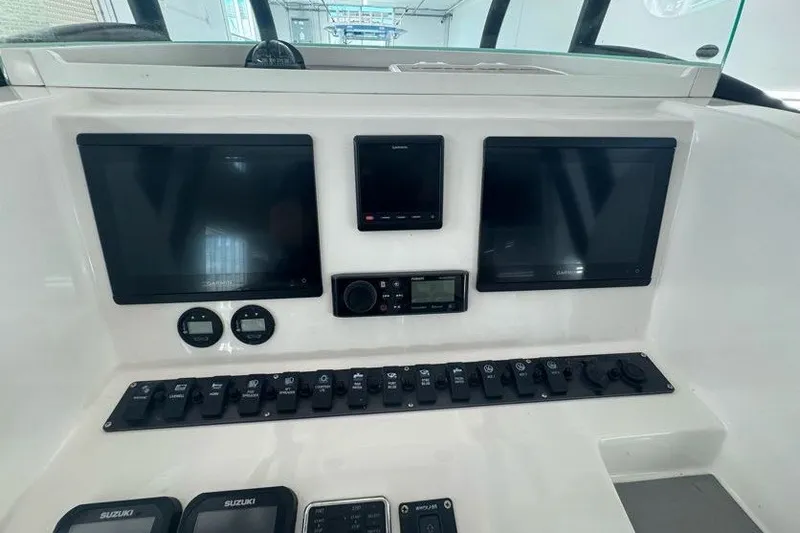 Slide: The Image of Dashboard of 2020 Twin Vee 260 CC SE boat with navigation screens and controls. - 31