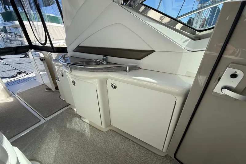 Slide: The Image of Sea Ray 40 Sundancer - 14