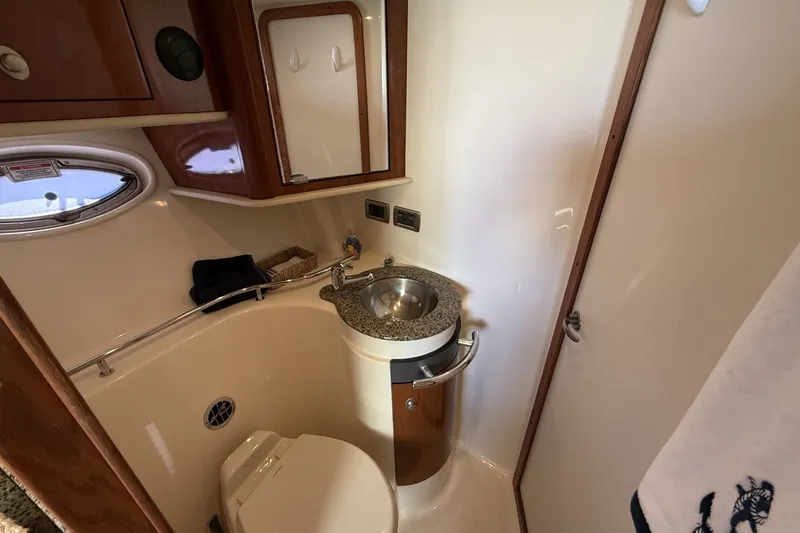 Slide: The Image of Sea Ray 40 Sundancer - 35