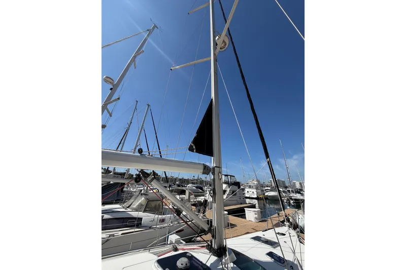 Slide: The Image of Sailboat Jeanneau Sun Odyssey 42 DS 2007 mast in marina under clear blue sky. - 9