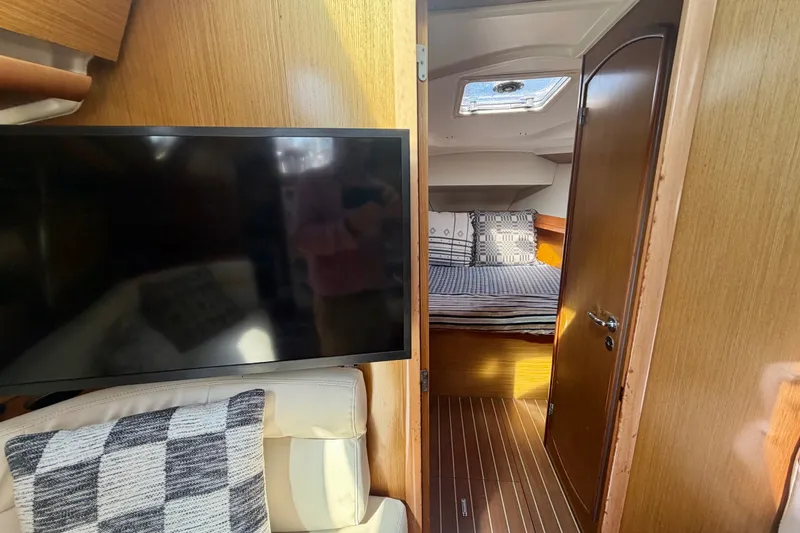Slide: The Image of Interior of 2007 Jeanneau Sun Odyssey 42 DS yacht, featuring cozy cabin and modern amenities. - 92